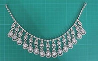 A colar feito a mão da liga do cristal de rocha das mulheres de prata e claras para meninas veste-se