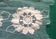 O organza puro do algodão bordou o vestuário Eco da tela do laço da flor amigável