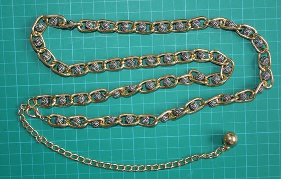 O OEM Metal a corrente da cintura do ouro com os grânulos preto e branco para o vestuário da senhora