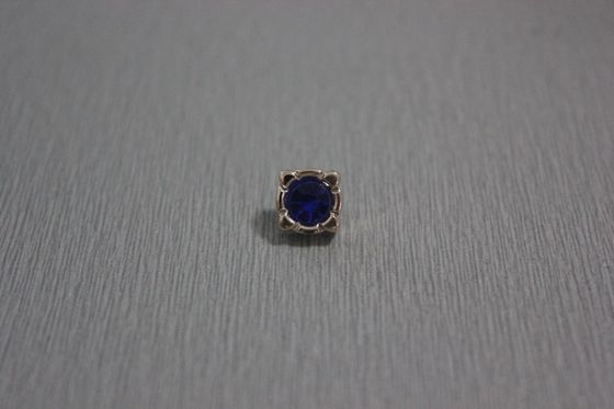 a roupa feita sob encomenda acrílica do ABS 14L abotoa-se com o diamante azul para a camisa da menina