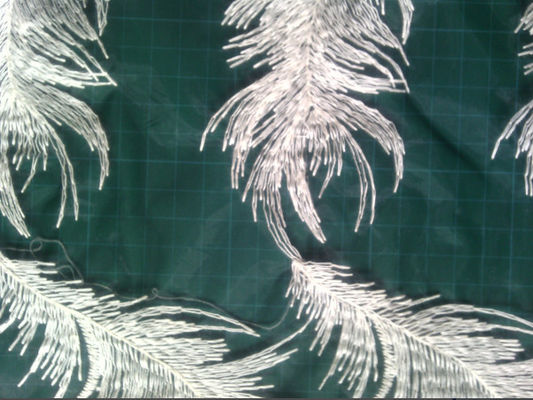 O teste padrão de organza da pena branca bordou a tela do laço do algodão para o fato