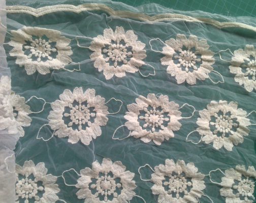O organza puro do algodão bordou o vestuário Eco da tela do laço da flor amigável