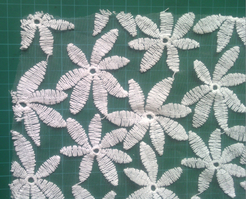O algodão bordou a tela solúvel em água do laço da malha, teste padrão de flor para o vestido formal