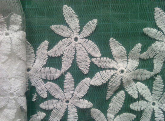 O algodão bordou a tela solúvel em água do laço da malha, teste padrão de flor para o vestido formal