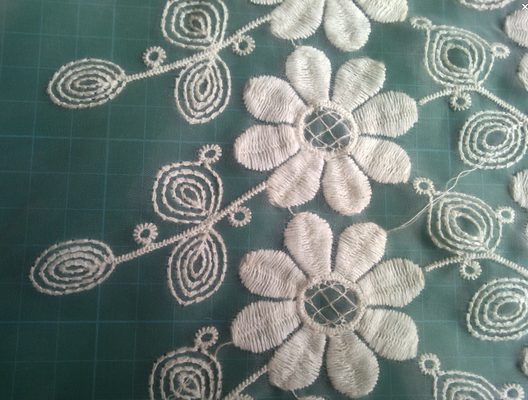 A roupa do algodão do casamento bordou a tela do laço da flor, malha do vestido de partido
