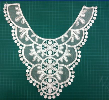 O colar do algodão da malha do bordado, personalizado faz crochê o colar do laço