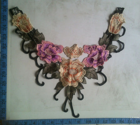 O motivo colorido da roupa do colar da flor de 14 polegadas bordou delicado