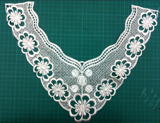 Motivo personalizado da roupa do colar do bordado do laço do pescoço para o vestido