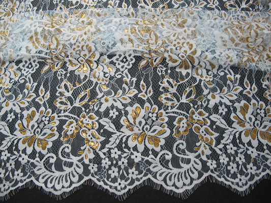 Aparamento de nylon metálico dourado do laço da pestana para a largura da forma 140CM dos vestidos