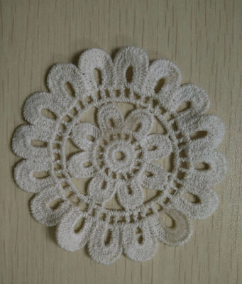 A guarnição decorativa da tela do remendo do bolso veste laços e guarnições das borlas