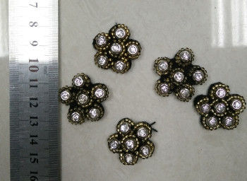 Colar pequeno do grânulo das guarnições das flores da pérola do metal para a decoração da roupa