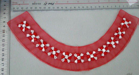 A flor vermelha amigável de Eco perlou feito a mão da colar do colar personalizado