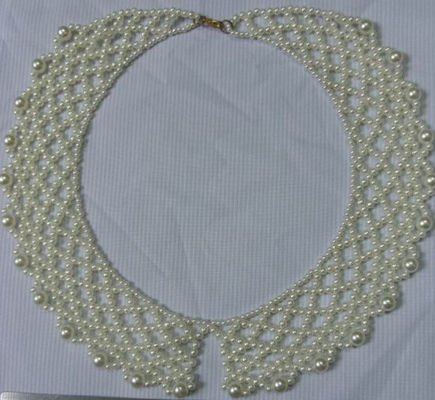 O vário branco tricota manualmente o colar retiary do grânulo da pérola para mulheres/vestido da senhora