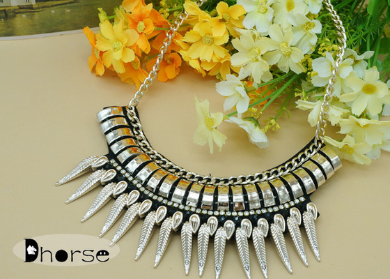 Colar frisada do colar da indicação robusta decorativa do ouro para o terno das senhoras