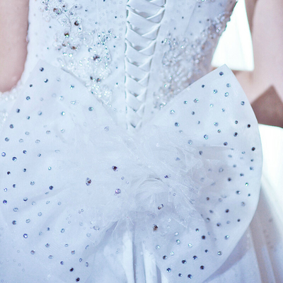 Vestidos de casamento frisados luxuosos do cristal de rocha, vestidos de casamento inchado do tule das mulheres