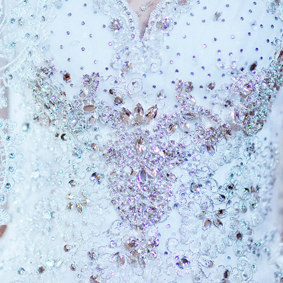 Vestidos de casamento frisados luxuosos do cristal de rocha, vestidos de casamento inchado do tule das mulheres