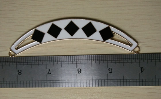 Meio preto oval feito sob encomenda da colar do colar do metal da forma no branco