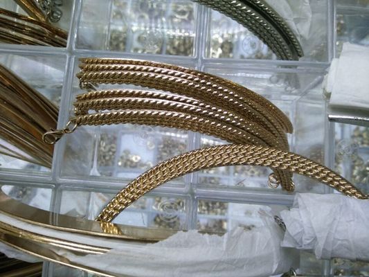 Ligue a guarnição parcialmente oval do metal Eco-amigável com o ouro das flores da irregularidade