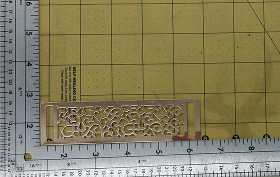 A barra de metal do vestuário e da correia metal o teste padrão decorativo reto da guarnição