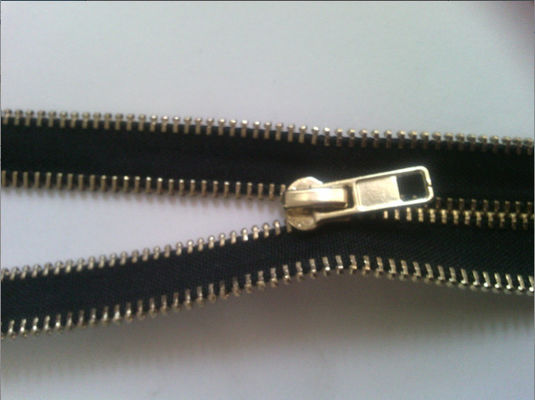 O dobro fecha o preto feito sob encomenda/ouro dos zíperes da roupa com metal #5