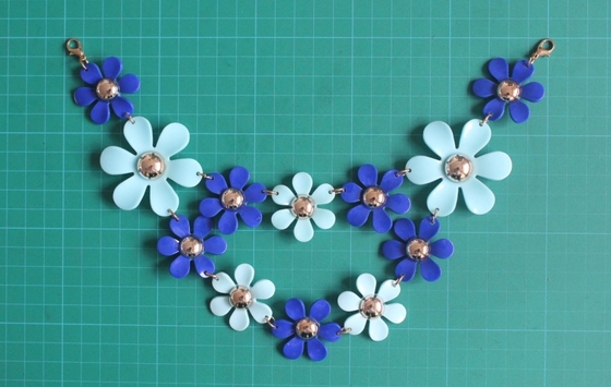 Floresça a colar feito a mão material com os grampos da lagosta do ouro, obscuridade do ABS - azul e clara - azul